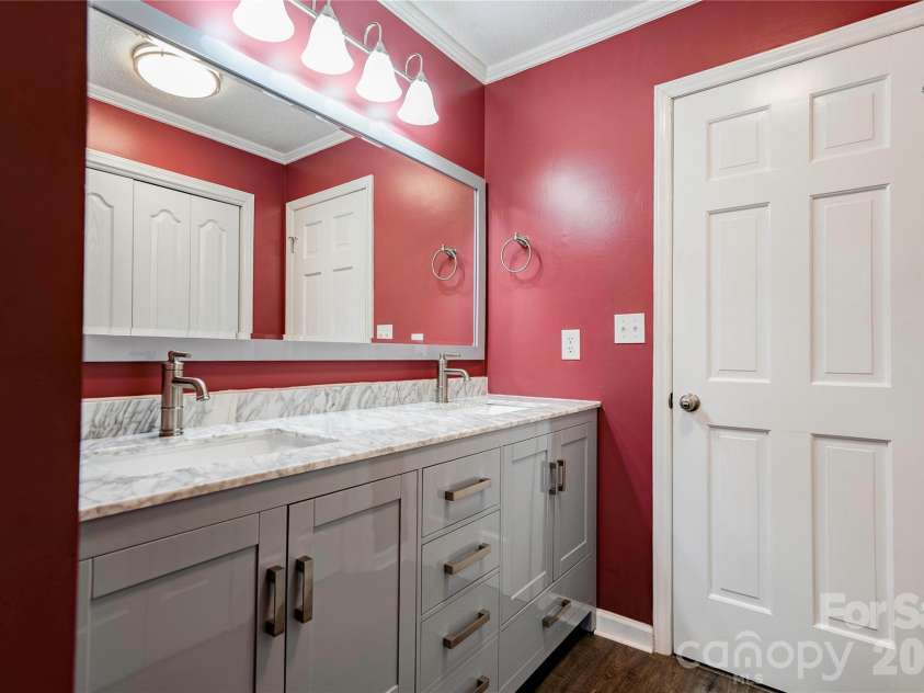 118 Crow Road, Shelby, NC 28152.  MLS# CAR4368353, YatesRealty ID 15549. Primary Bath