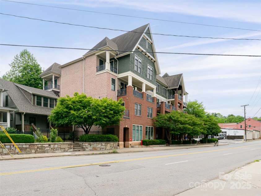 190 Broadway Street, Asheville, NC 28801.  MLS# CAR4263285, YatesRealty ID 15550. 