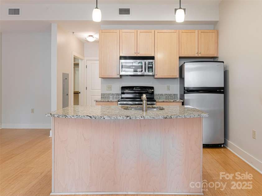 190 Broadway Street, Asheville, NC 28801.  MLS# CAR4263285, YatesRealty ID 15550. 