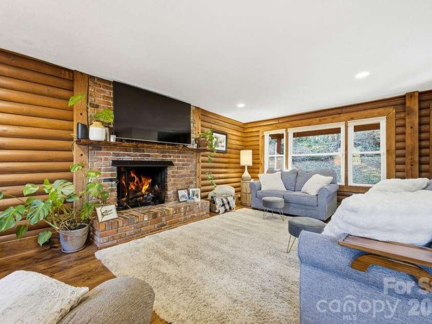 34 Greenbriar Road, Black Mountain, NC 28711.  MLS# CAR4340894, YatesRealty ID 15550. 