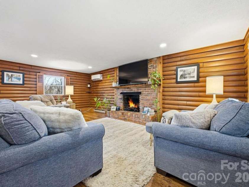34 Greenbriar Road, Black Mountain, NC 28711.  MLS# CAR4340894, YatesRealty ID 15550. 