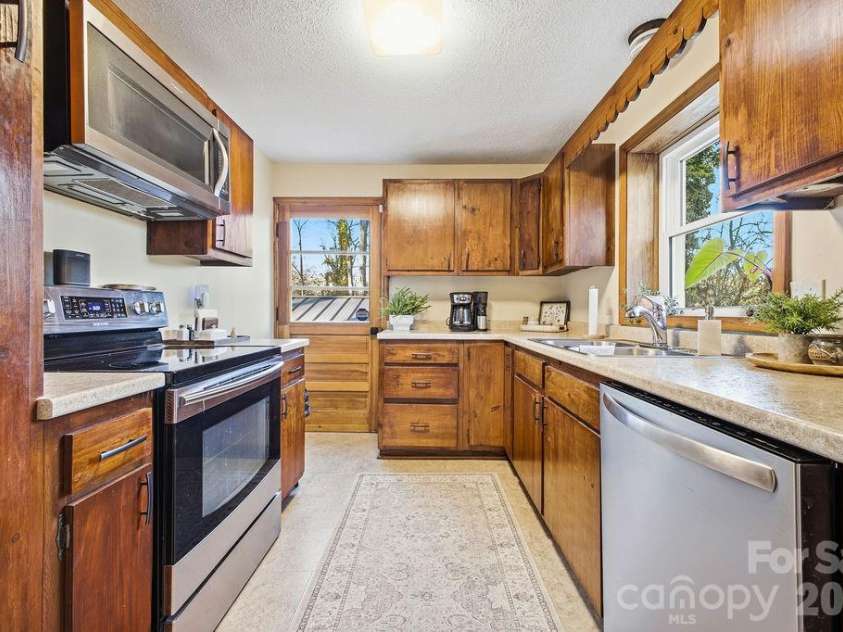 34 Greenbriar Road, Black Mountain, NC 28711.  MLS# CAR4340894, YatesRealty ID 15550. 