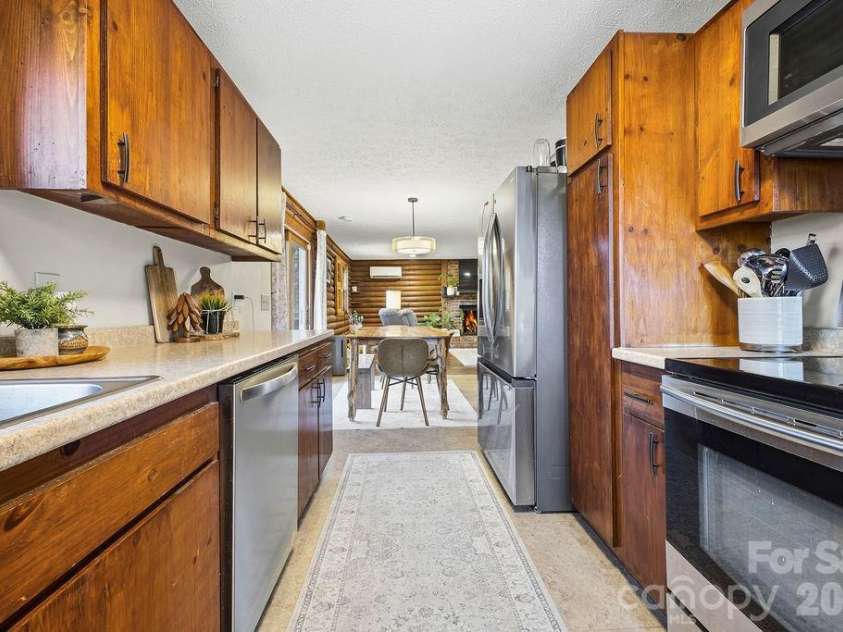 34 Greenbriar Road, Black Mountain, NC 28711.  MLS# CAR4340894, YatesRealty ID 15550. 