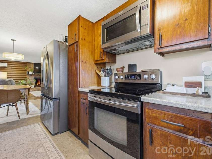 34 Greenbriar Road, Black Mountain, NC 28711.  MLS# CAR4340894, YatesRealty ID 15550. 