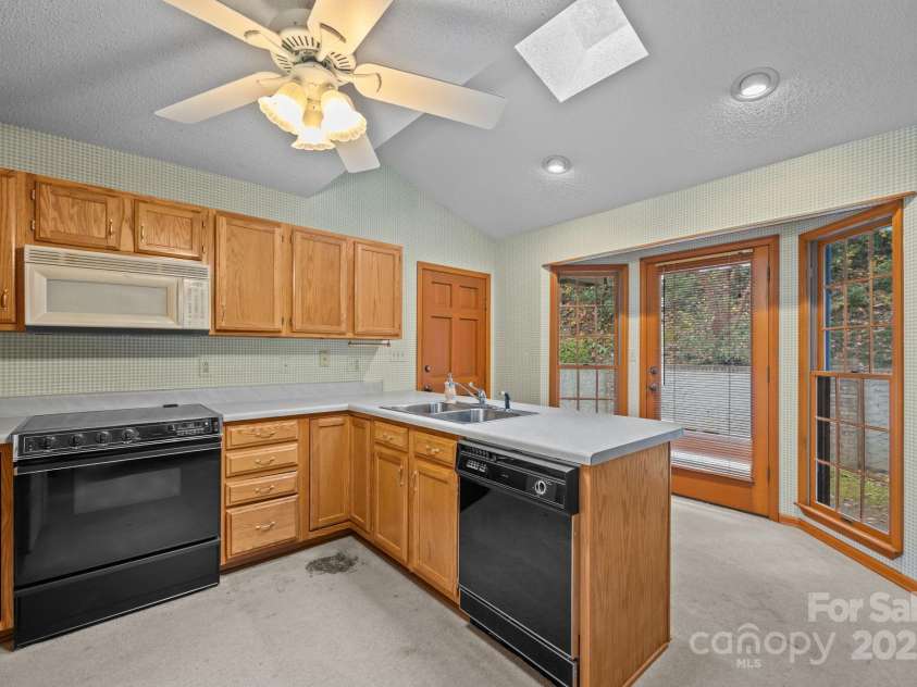 17 Laurel Trail, Asheville, NC 28803.  MLS# CAR4308423, YatesRealty ID 15551. 