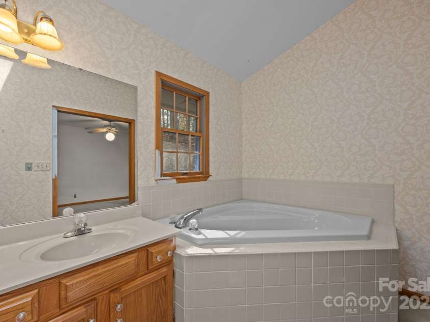 17 Laurel Trail, Asheville, NC 28803.  MLS# CAR4308423, YatesRealty ID 15551. 