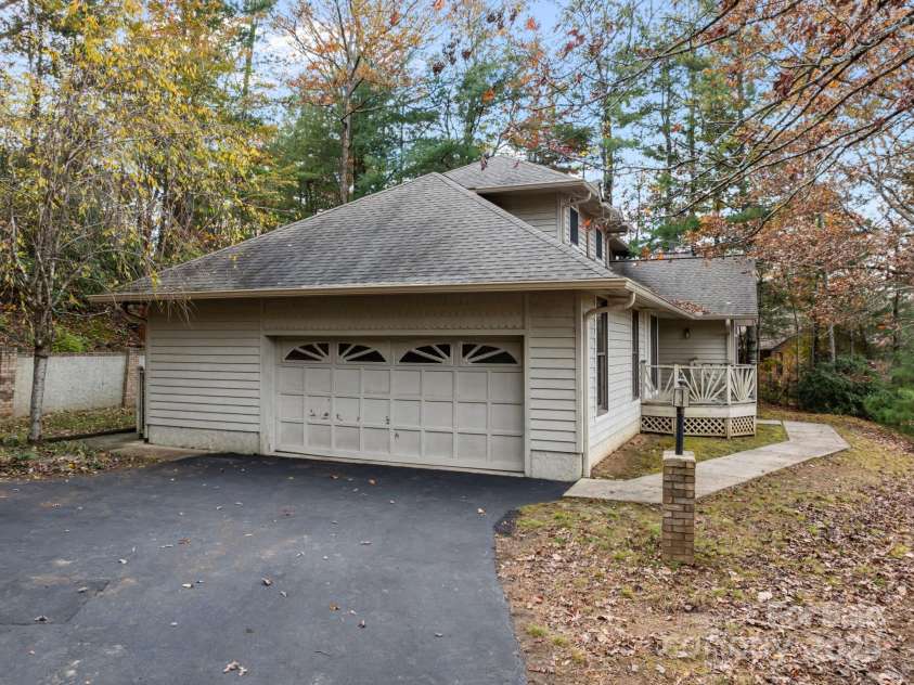 17 Laurel Trail, Asheville, NC 28803.  MLS# CAR4308423, YatesRealty ID 15551. 