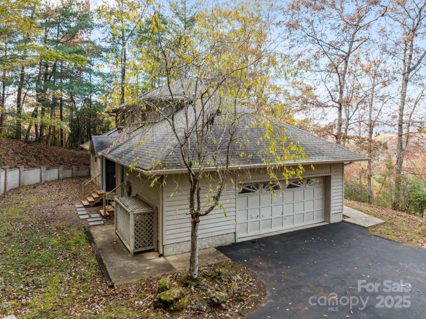 17 Laurel Trail, Asheville, NC 28803.  MLS# CAR4308423, YatesRealty ID 15551. 