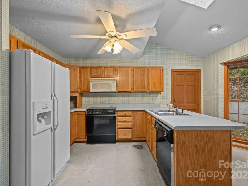 17 Laurel Trail, Asheville, NC 28803.  MLS# CAR4308423, YatesRealty ID 15551. Kitchen