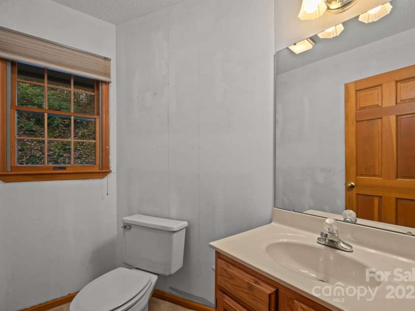 17 Laurel Trail, Asheville, NC 28803.  MLS# CAR4308423, YatesRealty ID 15551. Main level half bath