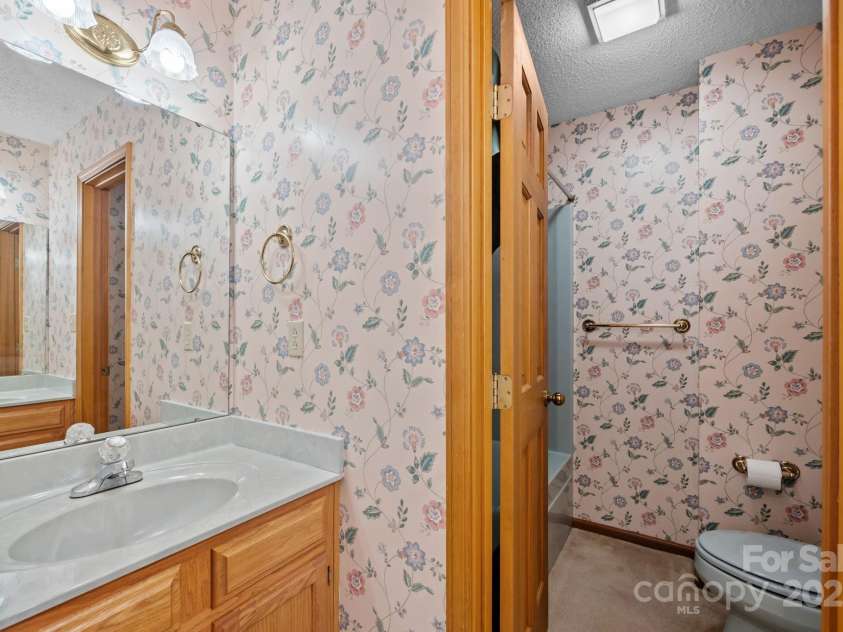 17 Laurel Trail, Asheville, NC 28803.  MLS# CAR4308423, YatesRealty ID 15551. Upper level full bathroom