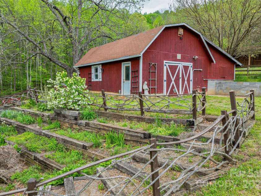 318 Sandy Way, Burnsville, NC 28714.  MLS# CAR4251997, YatesRealty ID 15551. 