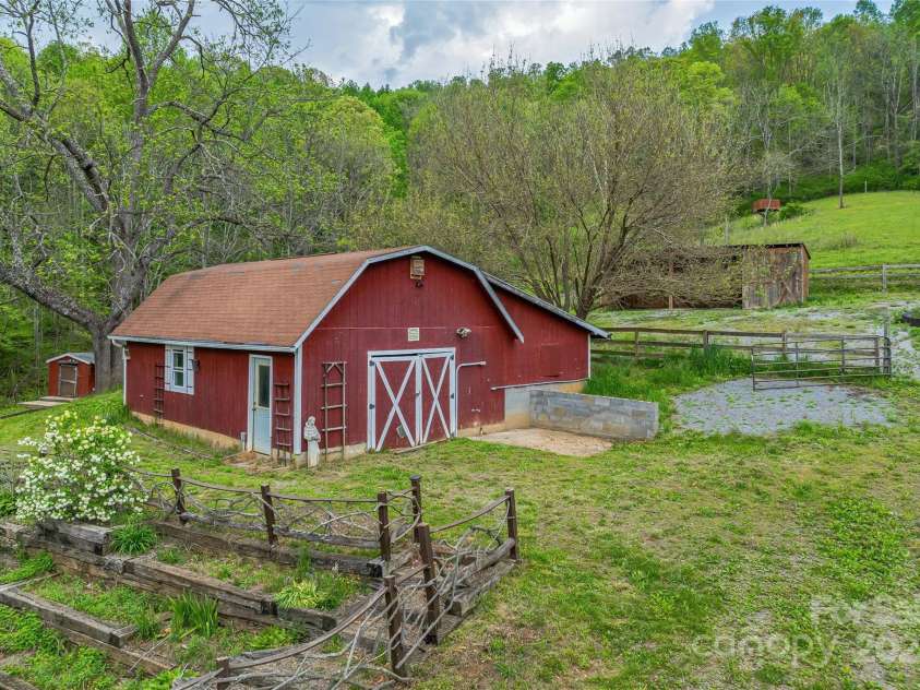 318 Sandy Way, Burnsville, NC 28714.  MLS# CAR4251997, YatesRealty ID 15551. 