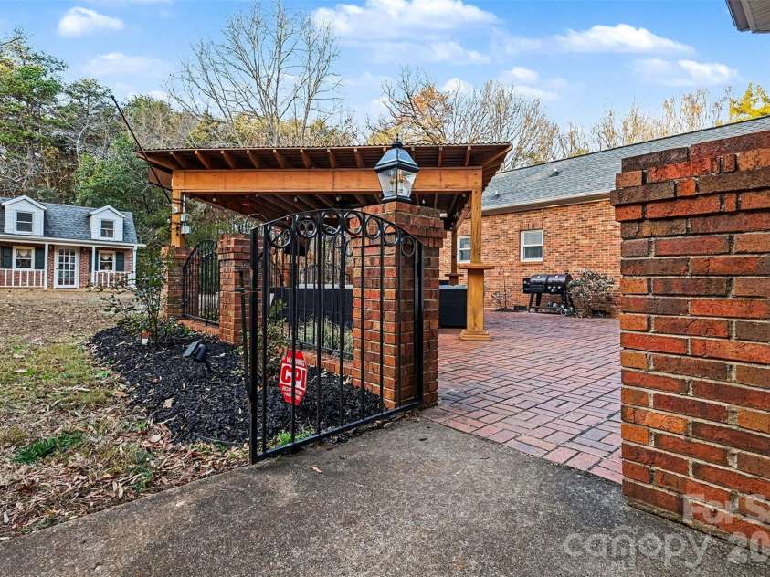 14320 Youngblood Road, Charlotte, NC 28278.  MLS# CAR4335651, YatesRealty ID 15552. 