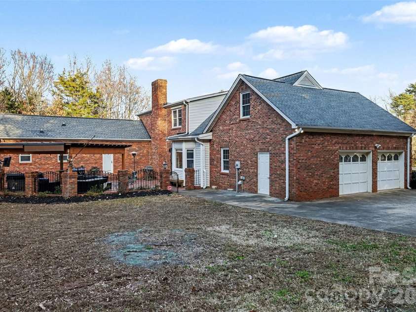 14320 Youngblood Road, Charlotte, NC 28278.  MLS# CAR4335651, YatesRealty ID 15552. 