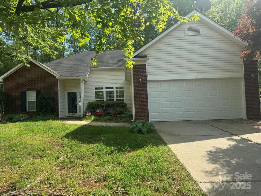 978 Stinson Glen Lane, Charlotte, NC 28214.  MLS# CAR4251678, YatesRealty ID 15554. 