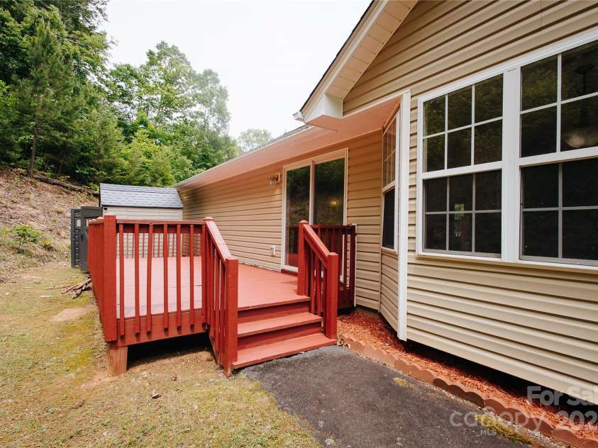 207 Lakeview Drive, Marion, NC 28752.  MLS# CAR4255488, YatesRealty ID 15559. 