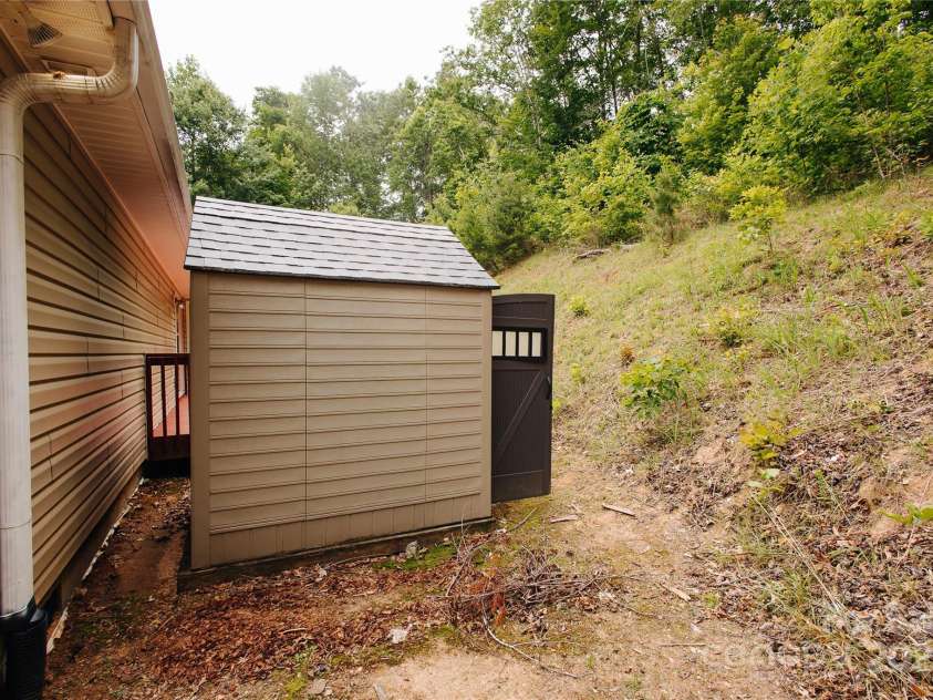 207 Lakeview Drive, Marion, NC 28752.  MLS# CAR4255488, YatesRealty ID 15559. 