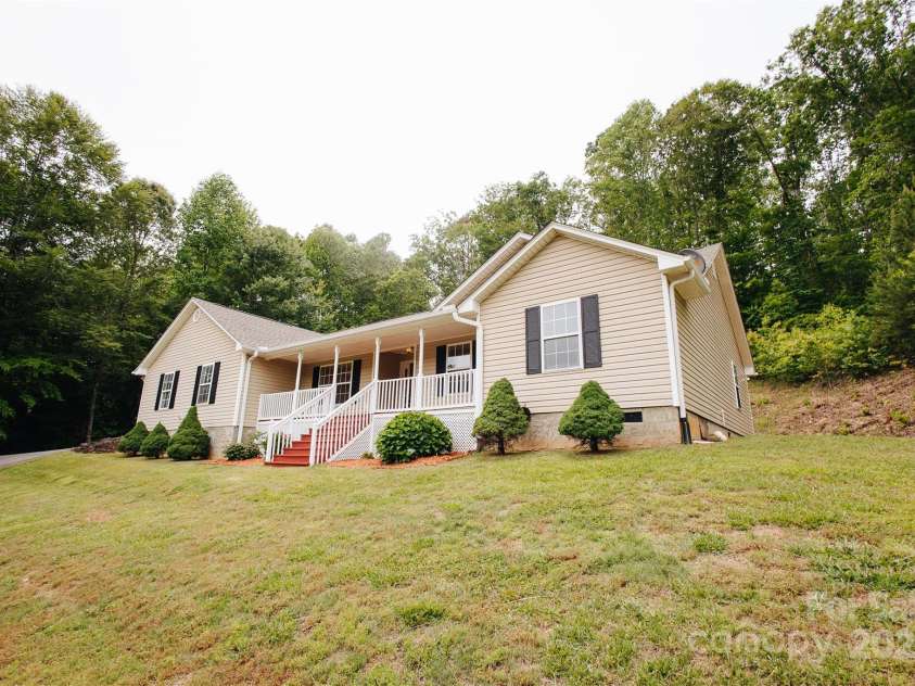 207 Lakeview Drive, Marion, NC 28752.  MLS# CAR4255488, YatesRealty ID 15559. 