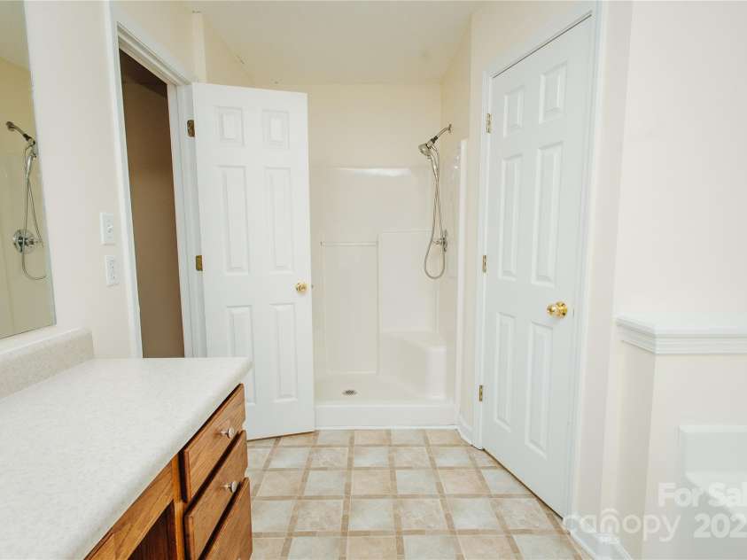 207 Lakeview Drive, Marion, NC 28752.  MLS# CAR4255488, YatesRealty ID 15559. 