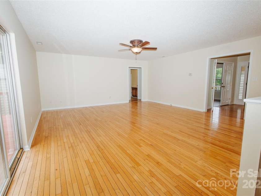 207 Lakeview Drive, Marion, NC 28752.  MLS# CAR4255488, YatesRealty ID 15559. 