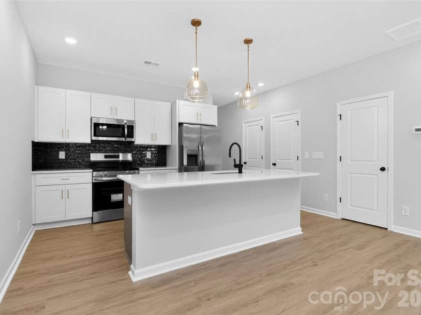 341 Hoskins Road, Charlotte, NC 28216.  MLS# CAR4362535, YatesRealty ID 15559. 