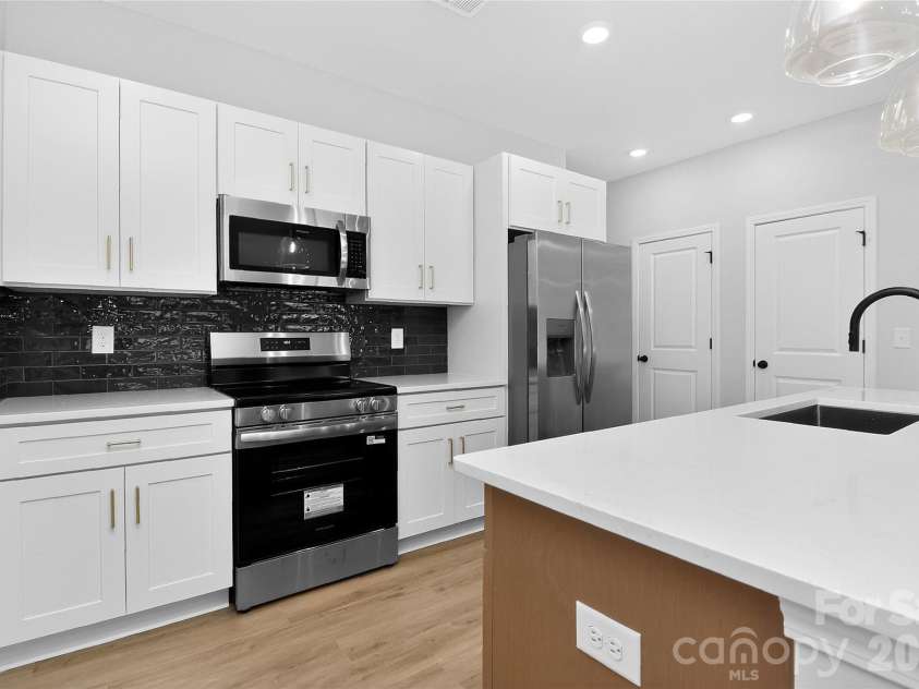 341 Hoskins Road, Charlotte, NC 28216.  MLS# CAR4362535, YatesRealty ID 15559. 