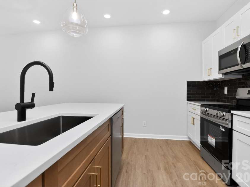 341 Hoskins Road, Charlotte, NC 28216.  MLS# CAR4362535, YatesRealty ID 15559. 