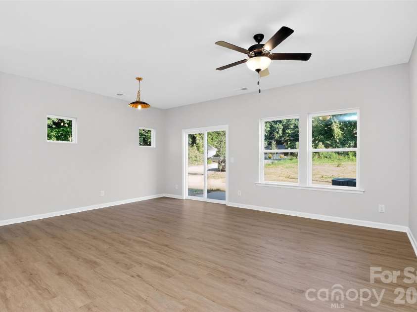 341 Hoskins Road, Charlotte, NC 28216.  MLS# CAR4362535, YatesRealty ID 15559. 