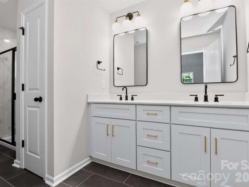 341 Hoskins Road, Charlotte, NC 28216.  MLS# CAR4362535, YatesRealty ID 15559. 