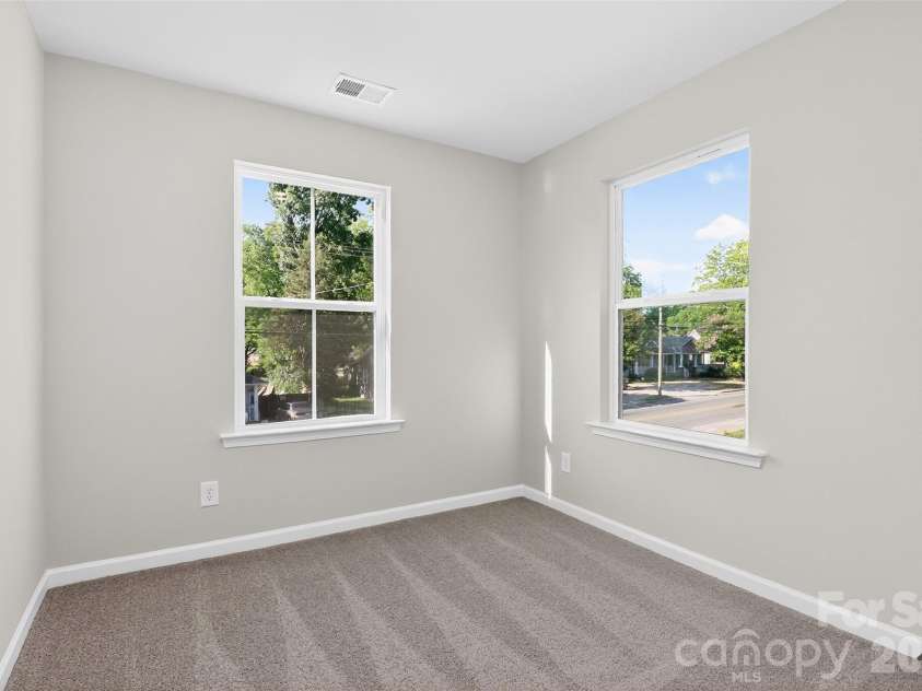 341 Hoskins Road, Charlotte, NC 28216.  MLS# CAR4362535, YatesRealty ID 15559. 
