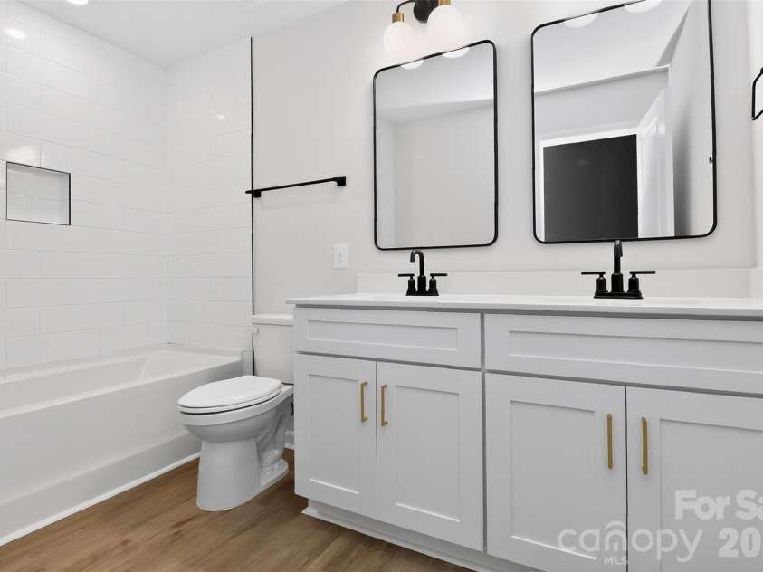 341 Hoskins Road, Charlotte, NC 28216.  MLS# CAR4362535, YatesRealty ID 15559. 