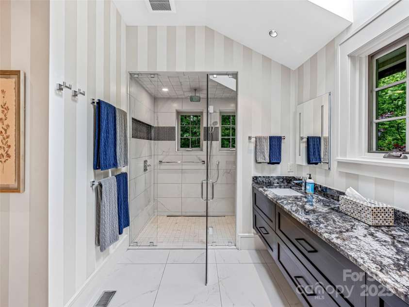 3 Bayonne Trail, Asheville, NC 28804.  MLS# CAR4262687, YatesRealty ID 1556. Large Primary spa