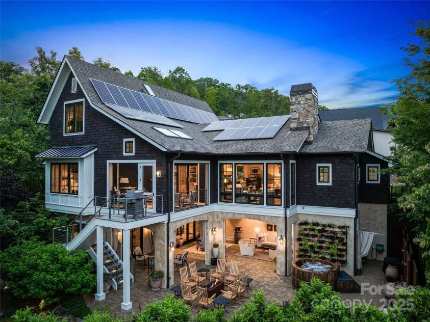 3 Bayonne Trail, Asheville, NC 28804.  MLS# CAR4262687, YatesRealty ID 1556. Welcome to 3 Bayonne Trail...An entertainers dream to welcome family and friends
