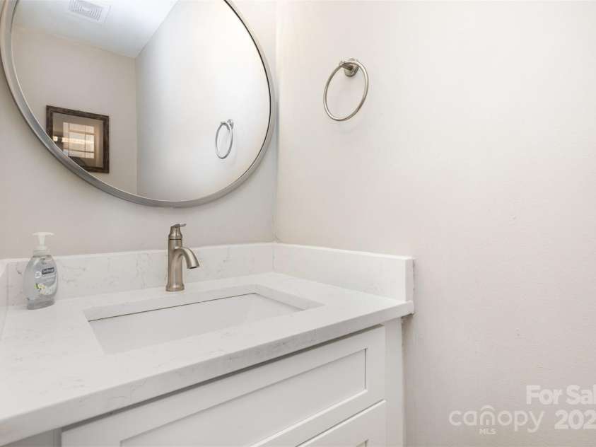 6608 Pattonsburg Drive, Charlotte, NC 28213.  MLS# CAR4260282, YatesRealty ID 15561. Half Bath