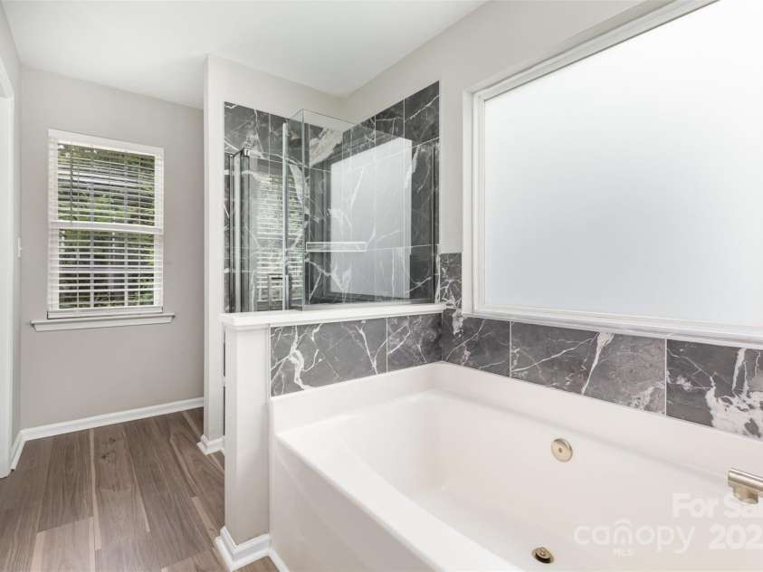 6608 Pattonsburg Drive, Charlotte, NC 28213.  MLS# CAR4260282, YatesRealty ID 15561. Primary Bath