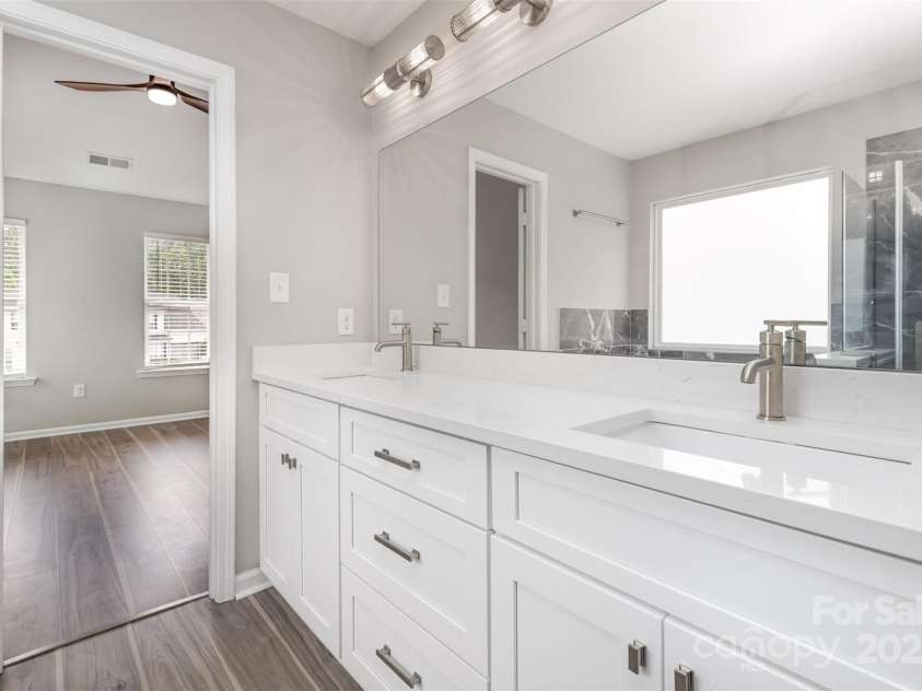 6608 Pattonsburg Drive, Charlotte, NC 28213.  MLS# CAR4260282, YatesRealty ID 15561. Primary Bath