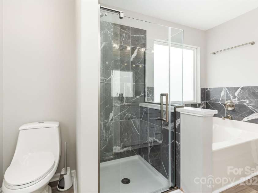 6608 Pattonsburg Drive, Charlotte, NC 28213.  MLS# CAR4260282, YatesRealty ID 15561. Primary Bath