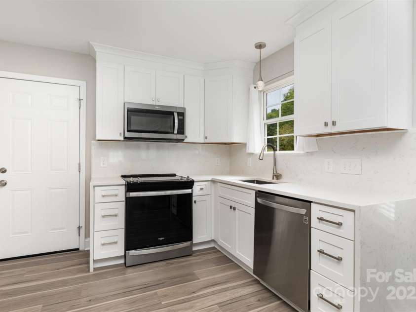 6608 Pattonsburg Drive, Charlotte, NC 28213.  MLS# CAR4260282, YatesRealty ID 15561. Renovated Kitchen