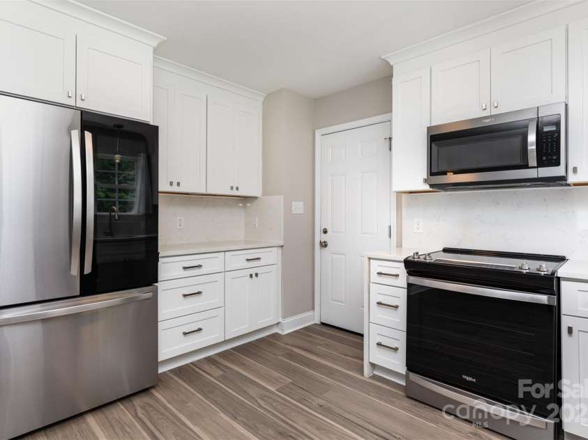6608 Pattonsburg Drive, Charlotte, NC 28213.  MLS# CAR4260282, YatesRealty ID 15561. Renovated Kitchen