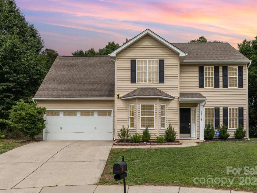 6608 Pattonsburg Drive, Charlotte, NC 28213.  MLS# CAR4260282, YatesRealty ID 15561. Welcome to 6608 Pattonsburg Drive