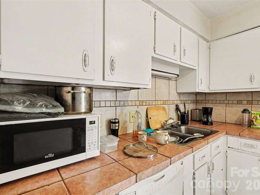 1535 Lansdale Drive, Charlotte, NC 28205.  MLS# CAR4362757, YatesRealty ID 15562. 