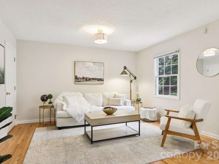 17 Castle Street, Asheville, NC 28803.  MLS# CAR4364977, YatesRealty ID 15564. 