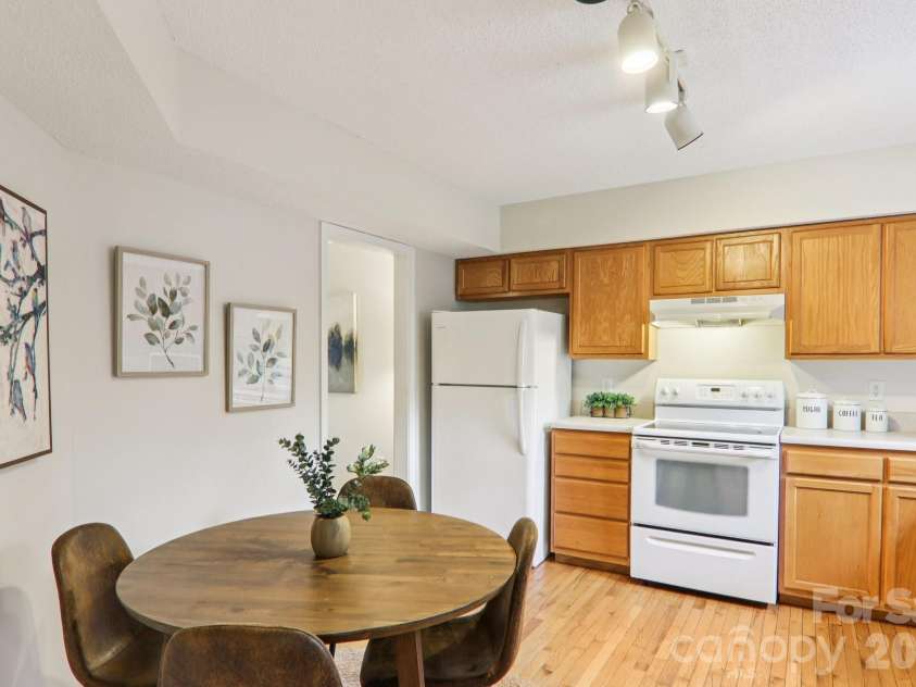 17 Castle Street, Asheville, NC 28803.  MLS# CAR4364977, YatesRealty ID 15564. 