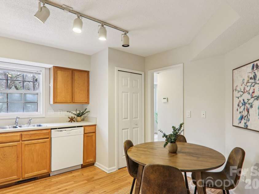 17 Castle Street, Asheville, NC 28803.  MLS# CAR4364977, YatesRealty ID 15564. 