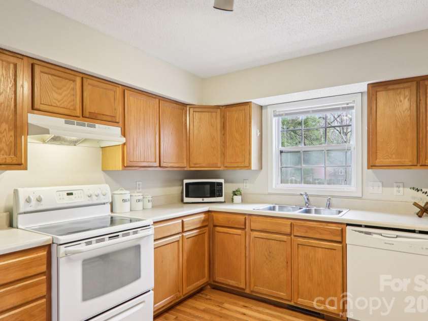 17 Castle Street, Asheville, NC 28803.  MLS# CAR4364977, YatesRealty ID 15564. 