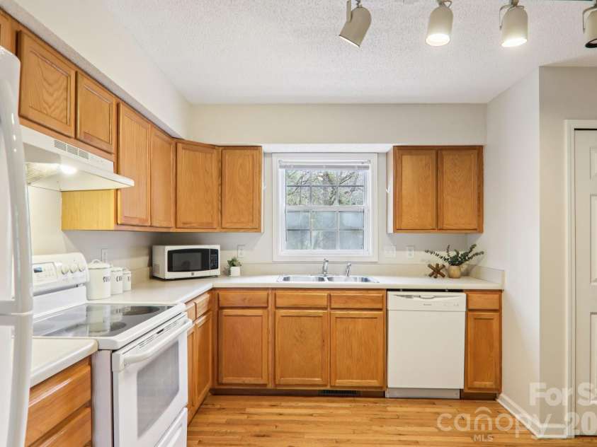 17 Castle Street, Asheville, NC 28803.  MLS# CAR4364977, YatesRealty ID 15564. 