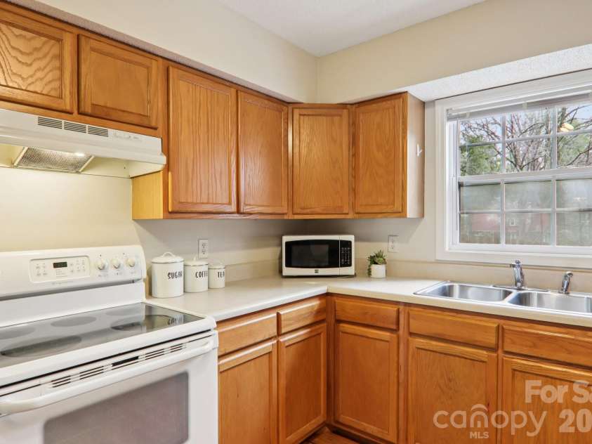 17 Castle Street, Asheville, NC 28803.  MLS# CAR4364977, YatesRealty ID 15564. 
