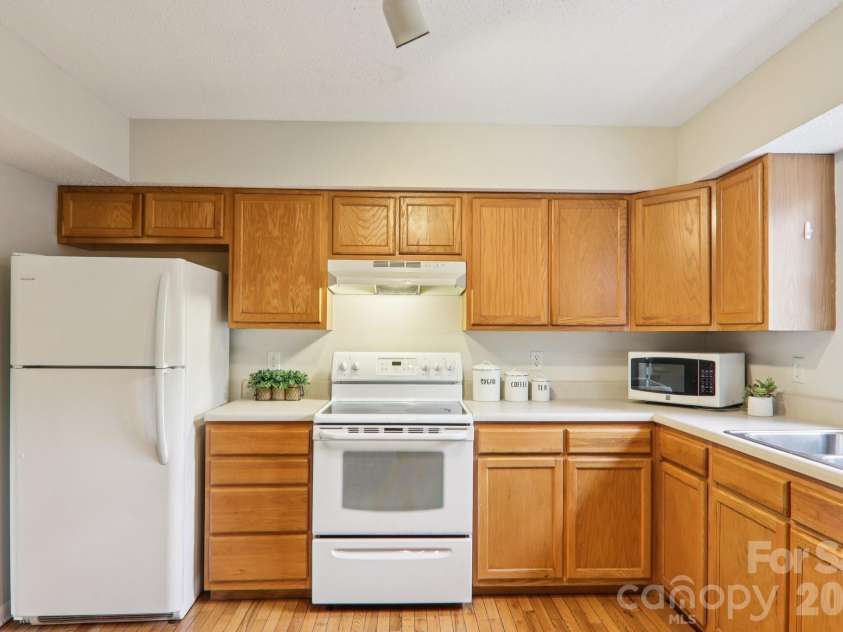 17 Castle Street, Asheville, NC 28803.  MLS# CAR4364977, YatesRealty ID 15564. 