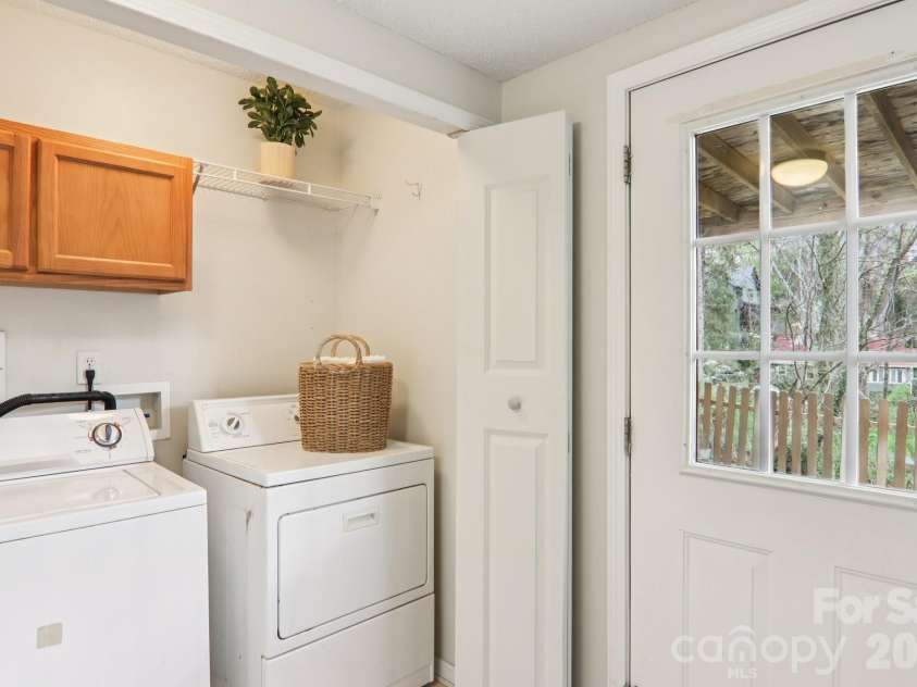 17 Castle Street, Asheville, NC 28803.  MLS# CAR4364977, YatesRealty ID 15564. 